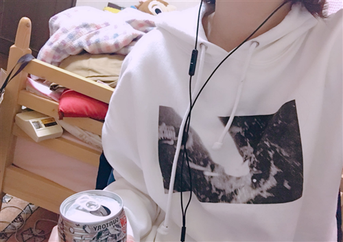 グッズのパーカーを着るにゃんたこ