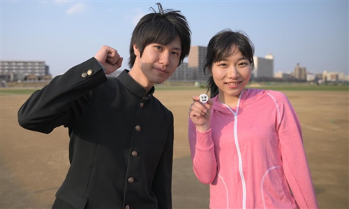 女性と写るわっきゃい