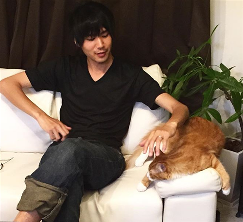 猫とソファでくつろぐjunskitchenのジュン