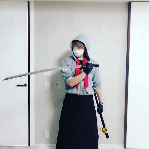 ラファエルクッキング撮影時の服で日本刀を構えるラファエル